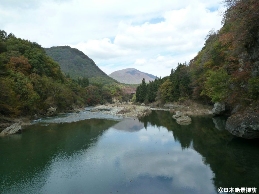 塔のへつり（福島県下郷町）・青空も反射する