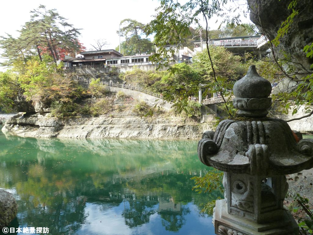 塔のへつり（福島県下郷町）・灯籠越しに対岸を見る