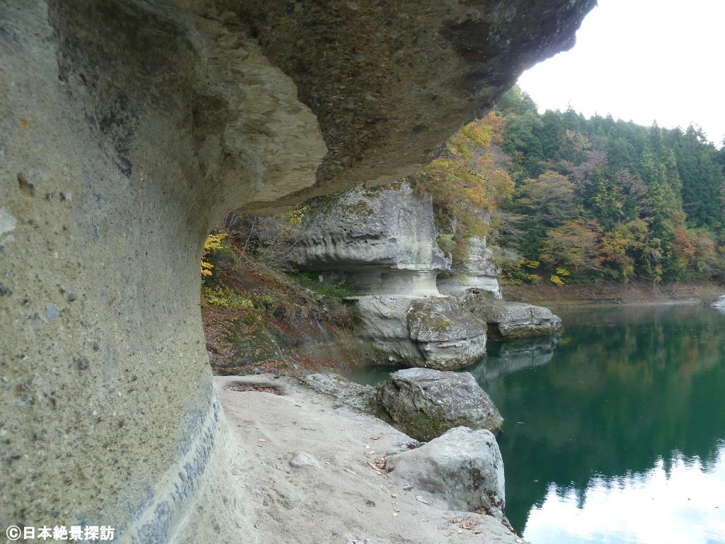 塔のへつり（福島県下郷町）・岩の窪みを潜る