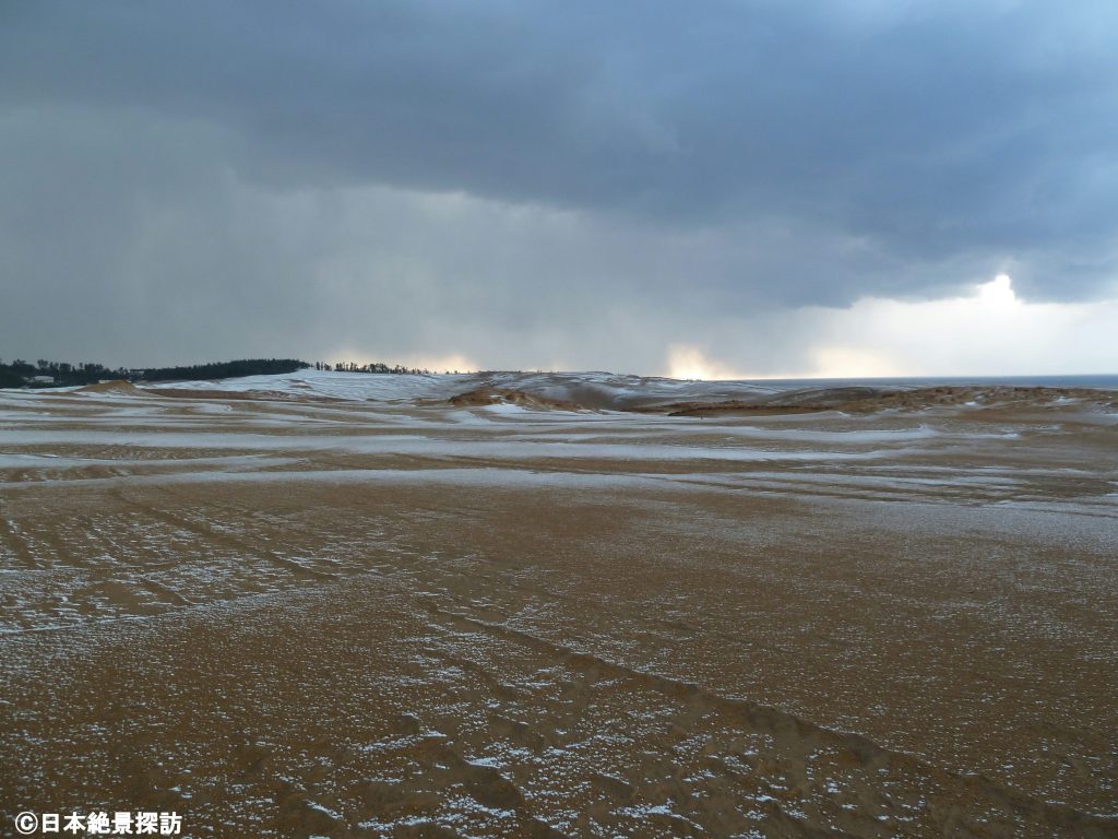 鳥取砂丘（鳥取県鳥取市）・砂と雪とのコントラスト