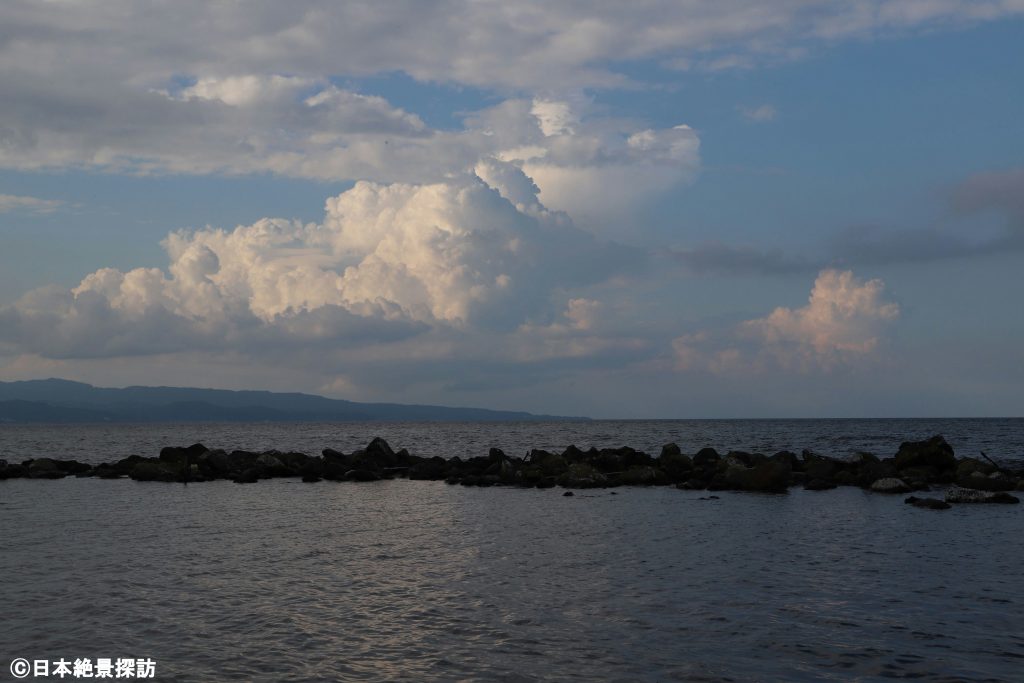 雨晴海岸（富山県高岡市）・夕方色に染まり始める頃