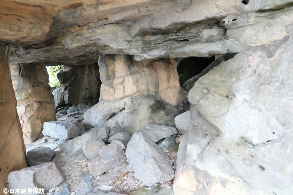 雨晴海岸（富山県高岡市）・洞穴の中へ