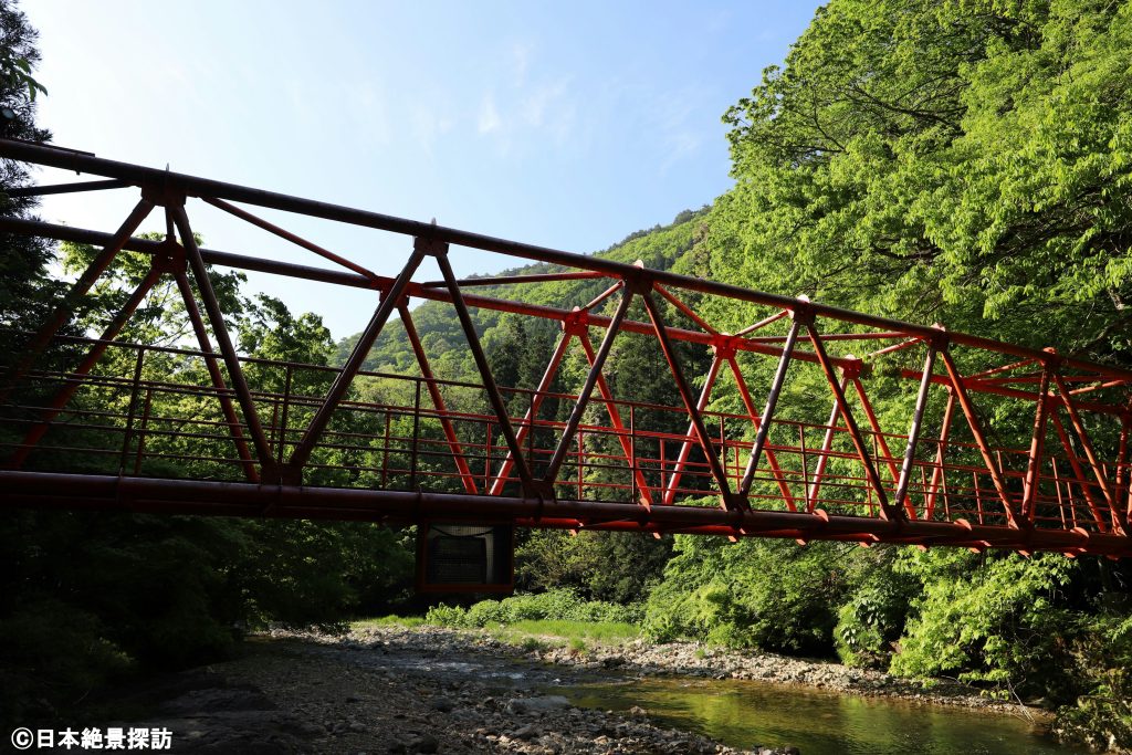 関山大滝（山形県東根市）・乱川に架かる赤い橋