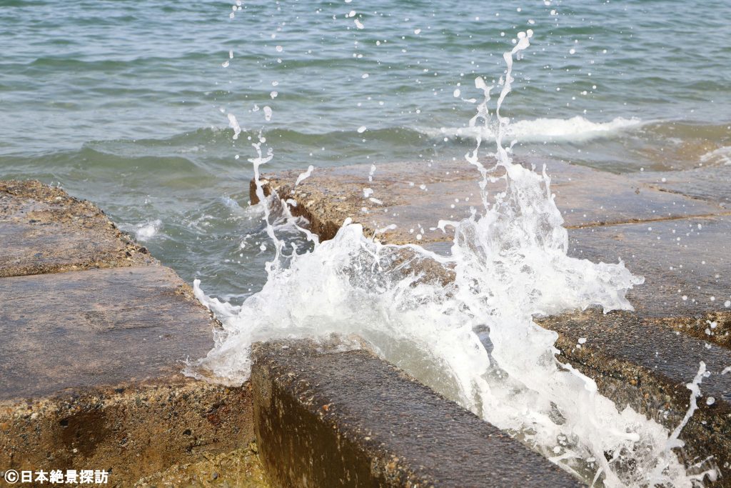 雨晴海岸（富山県高岡市）・水、跳ねる