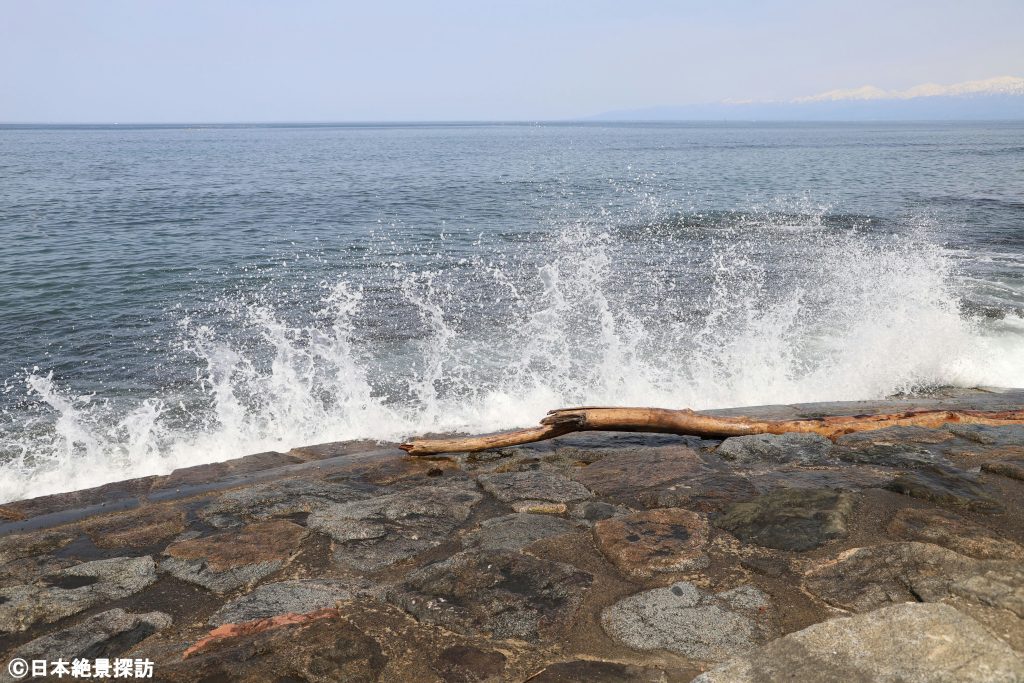 雨晴海岸（富山県高岡市）・打ち寄せて