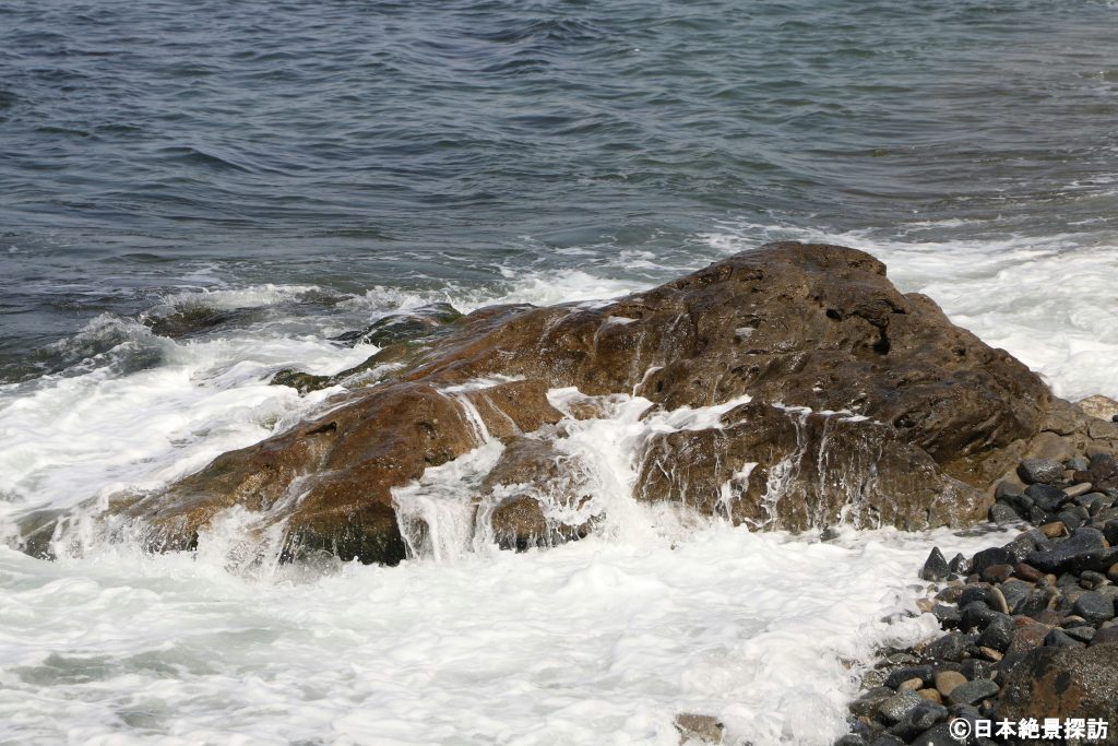 雨晴海岸（富山県高岡市）・波に洗われて