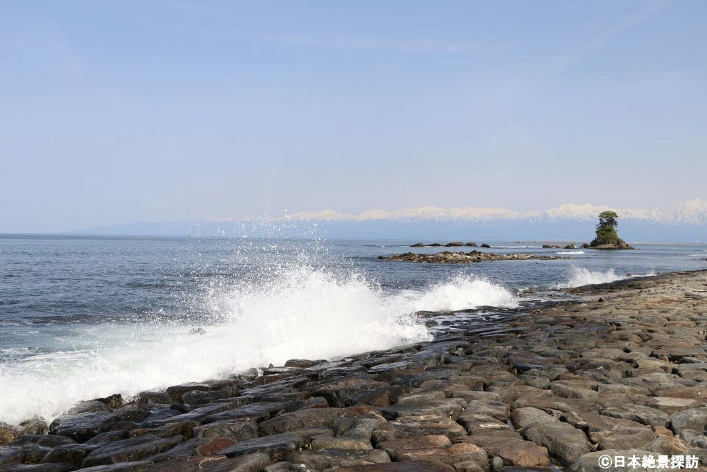 雨晴海岸（富山県高岡市）・波しぶきと共に