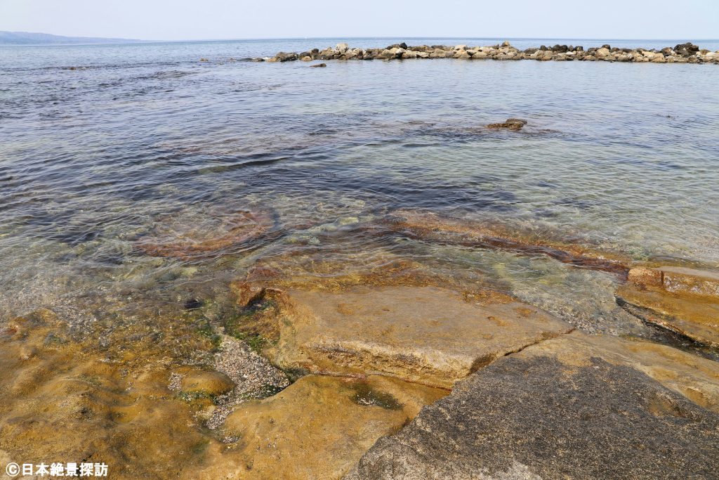 雨晴海岸（富山県高岡市）・透明感ある海